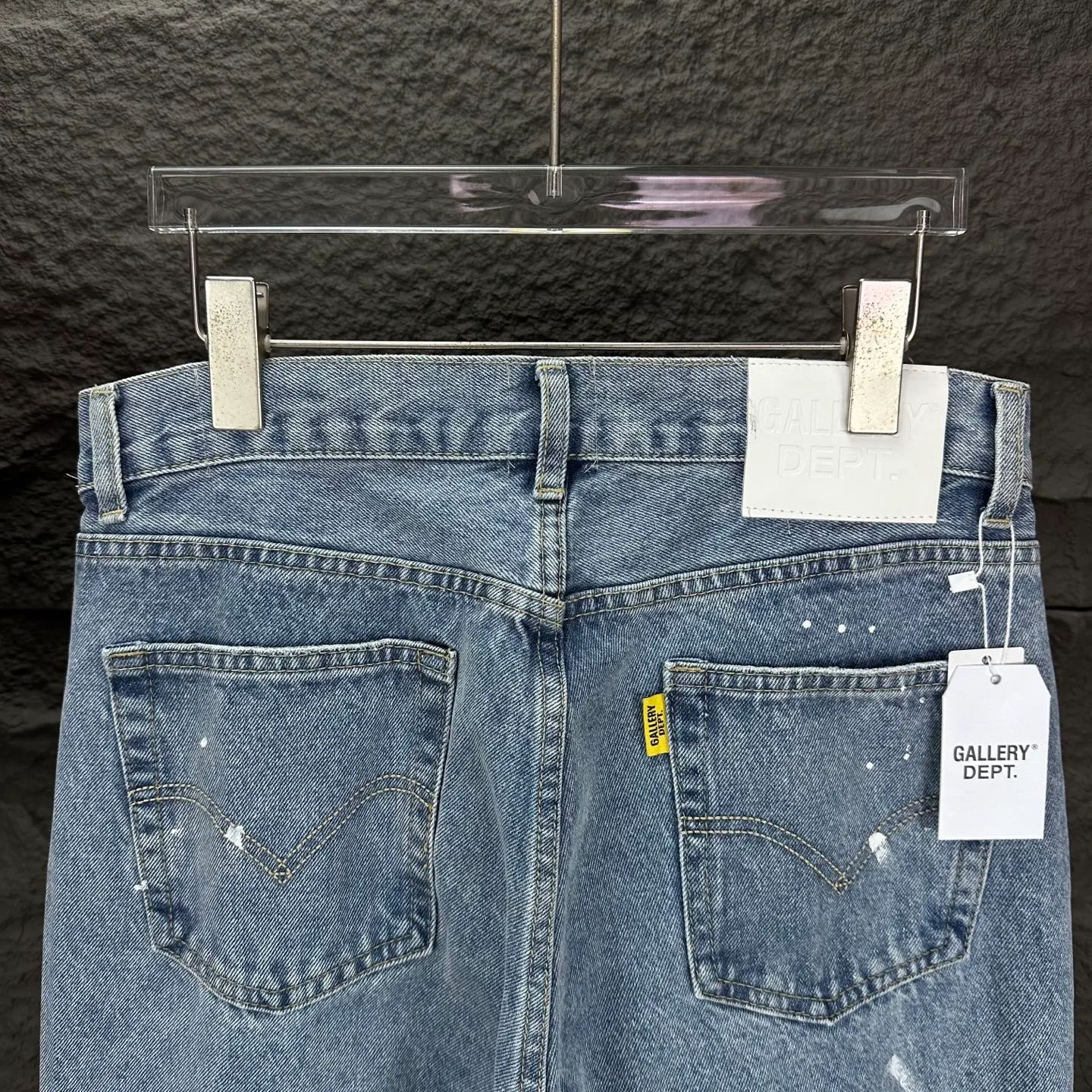 P250 GALLERY DEPT. 2025 New Ripped Holes, Hand-painted and Tangled Couple Style Loose Washed Flare Jeans 🔥High Version🔥High Version🔥 Top Ceiling Quality Styles with different washed textures are very friendly to people with thin legs and thick legs. The straight version is very flattering to the leg shape. Moderate length that never goes out of style, easy and casual to match, basic styling for various styles, a must-have in the wardrobe! The fabric is stiff but also makes the upper body soft without losing texture. The washing process is even more perfect. It is a must-have item for everyone! ! ! Washed wheat, hang tag, pants label, complete with three labels Color: light blue Size: 28, 30, 32, 34, 36 (five sizes)